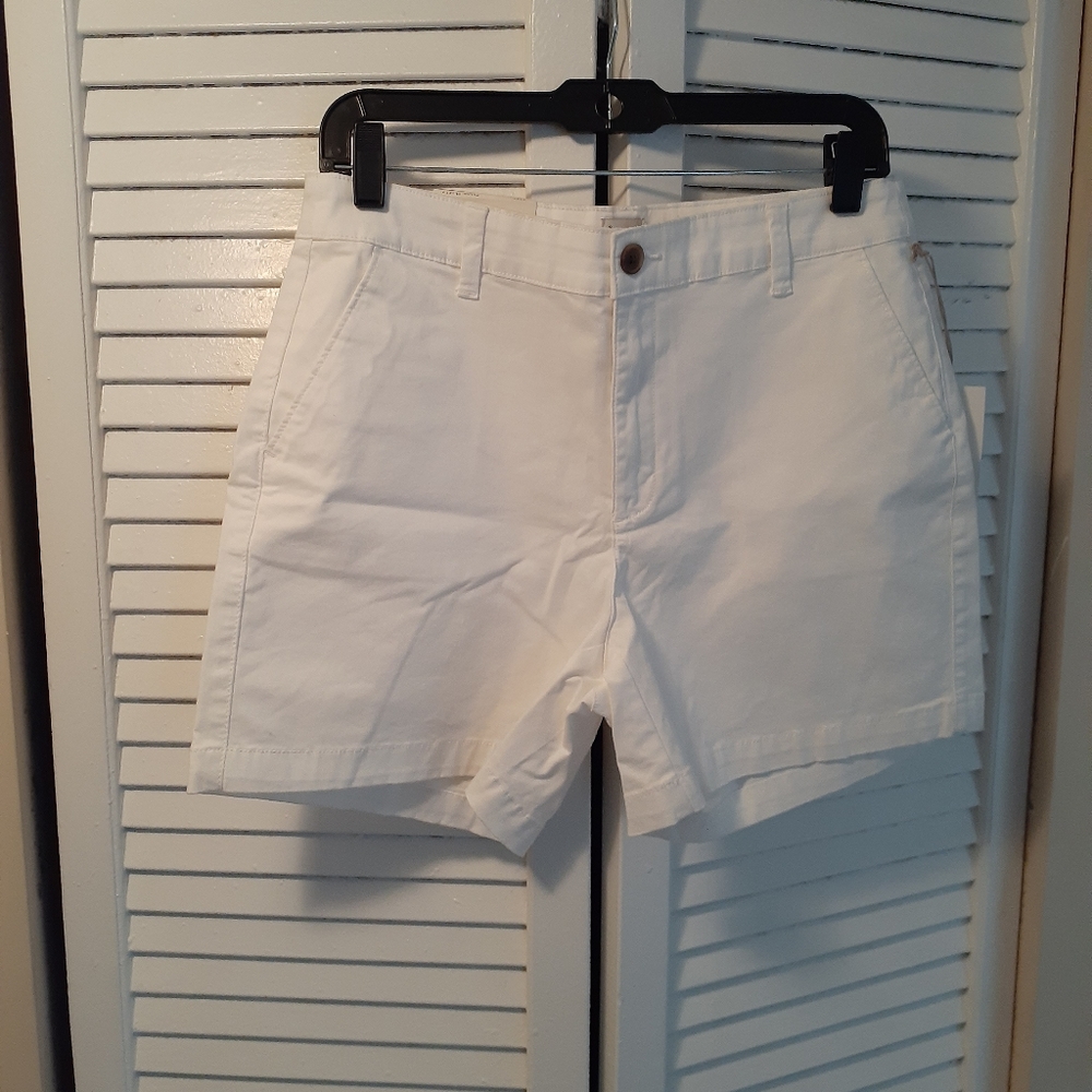 A.NEW DAY white shorts